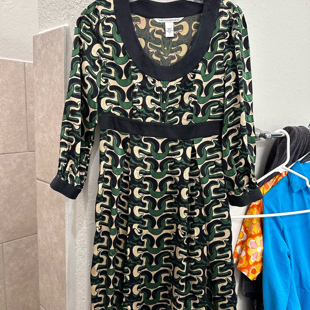 DVF Stylish Green and Black Patterned Dress